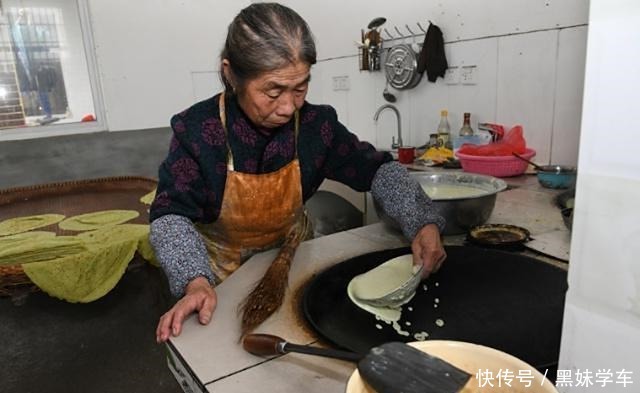 老奶奶卖“祖传”小吃,4元1张供不应求,合肥人3天不吃想得慌