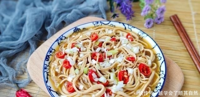 菜市场遇到它别手软，4块1斤营养高，切丝浇上酱汁焖一锅，够鲜美