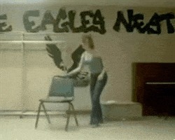 |搞笑GIF趣图:妹子你这是腿啊,我第一眼还以为是火腿肠呢