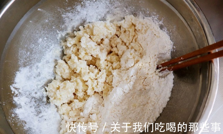 做烙饼时别用冷水和面，学会2个技巧，烙饼柔软筋道，放凉也不硬