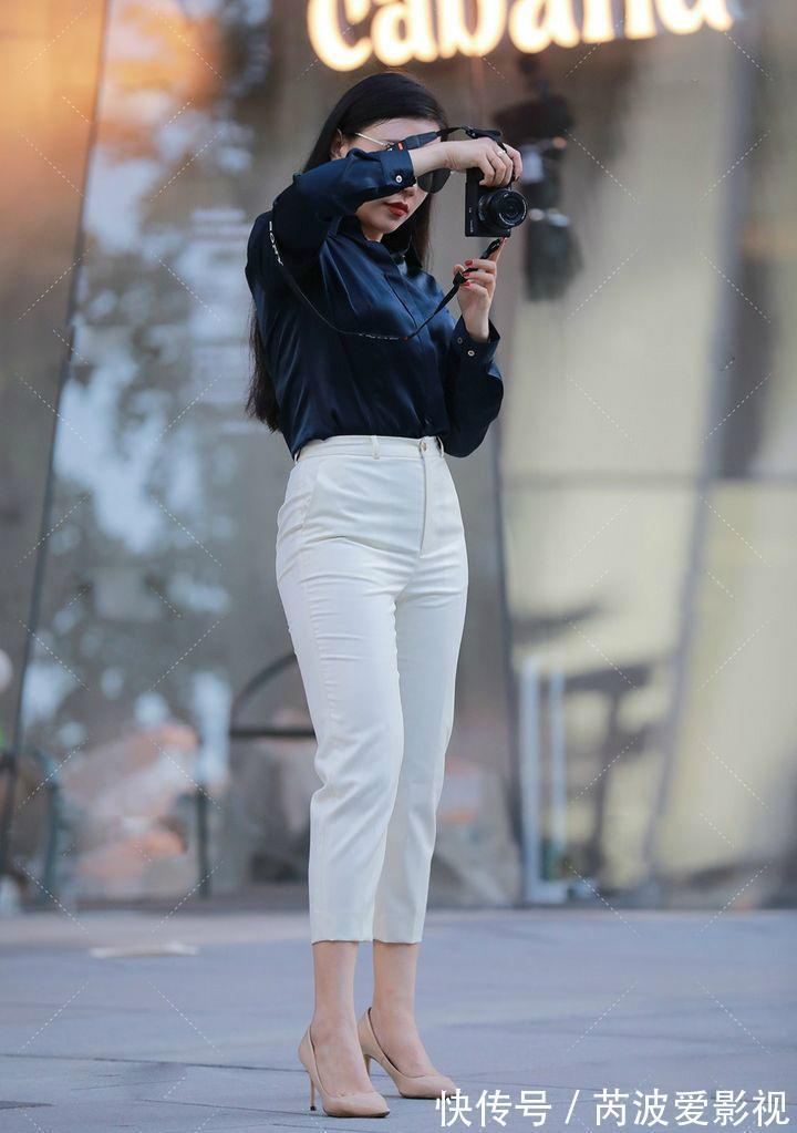 小姐姐|白色裤子搭配衬衫的小姐姐，带来简约干练感，看起来精力充沛