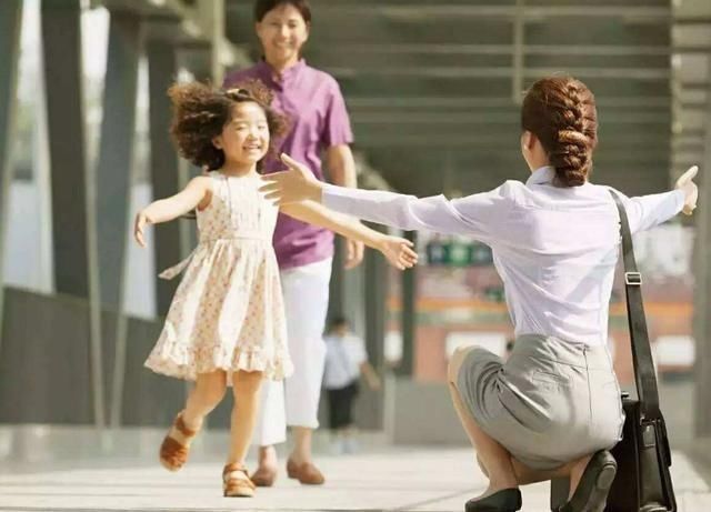 宝妈|95后宝妈接娃放学穿着“时尚”,孩子却被同学嘲笑你妈穿的啥