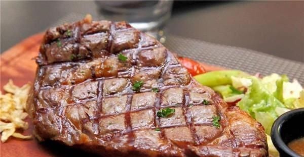 为什么吃西餐牛排，吃一块就能饱，吃中国火锅，两盘肉都不够吃