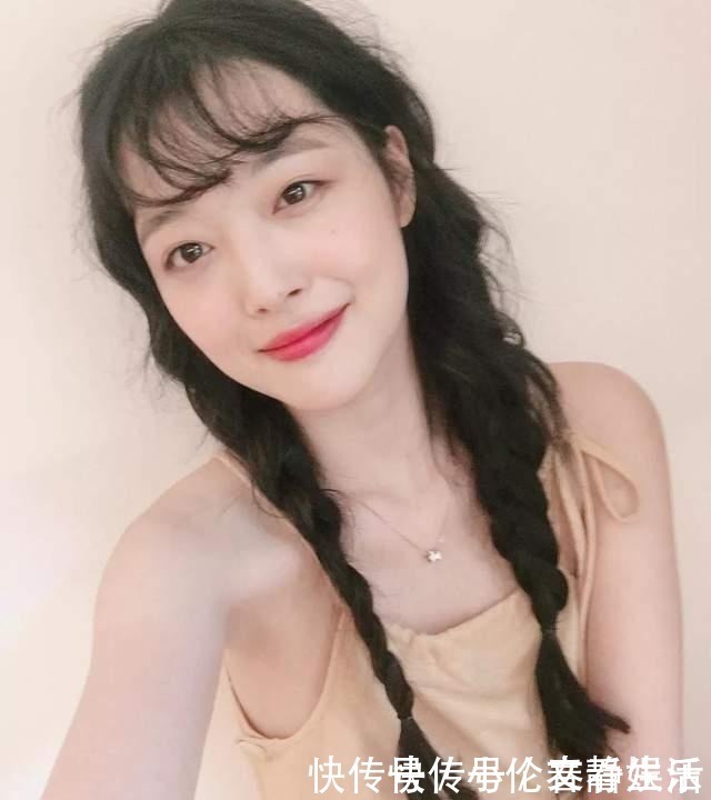 丸子头|冬天再懒也不要散着头发了,有静电,试试这3款扎发,洋气显脸小