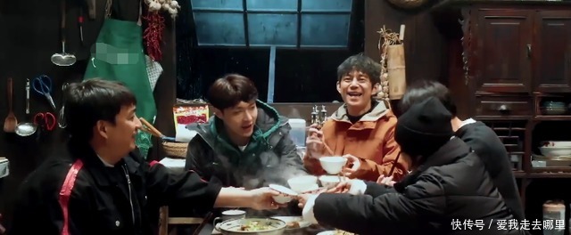 何炅|张子枫双手拿碗跟张艺兴碰,在哥哥面前敷面膜泡脚,没有少女架子