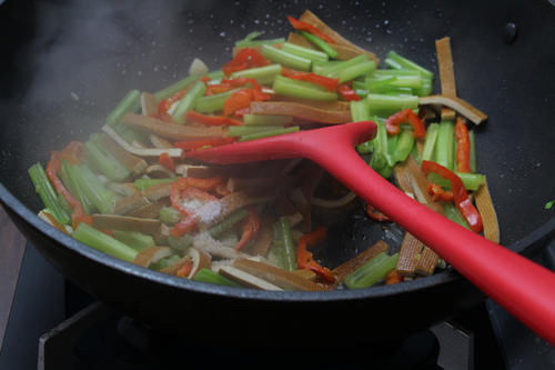 春天，多给孩子吃这菜，简单炒一炒，营养极高，孩子超爱吃