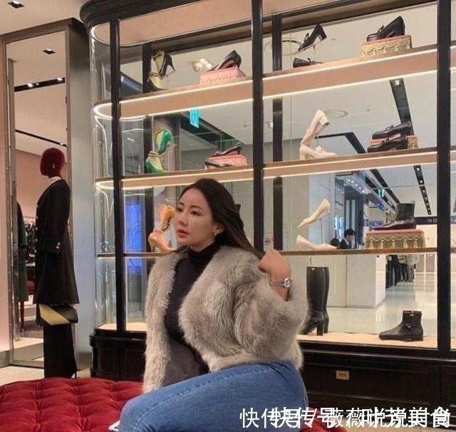 紧致|紧身牛仔裤映衬出的紧致身材,实在太美了