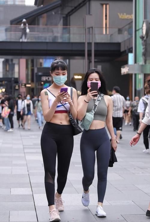 曼妙|美女出街秀曼妙身材，穿瑜伽裤健身是展现运动活力，性感范满满