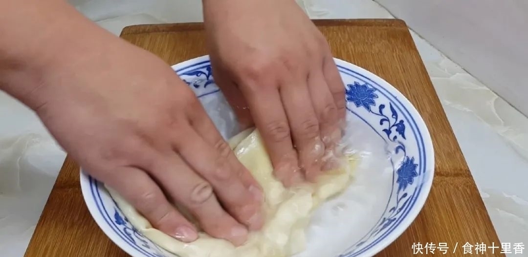 糯米又出新吃法,加2把红枣,个个焦脆又软糯,出锅孩子抢着吃