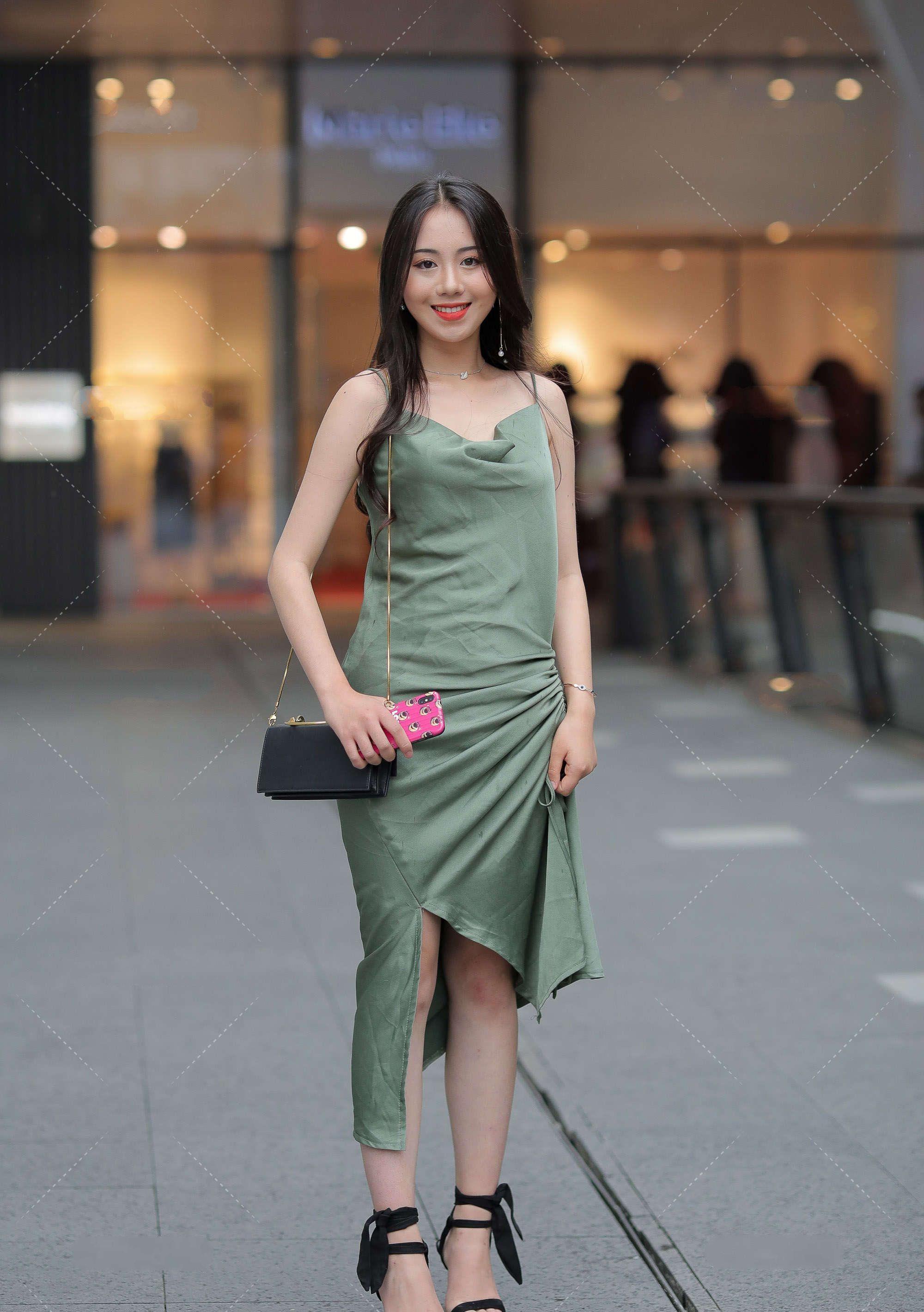 连衣裙穿搭很时尚,一件草绿色长裙,也是优雅又气质