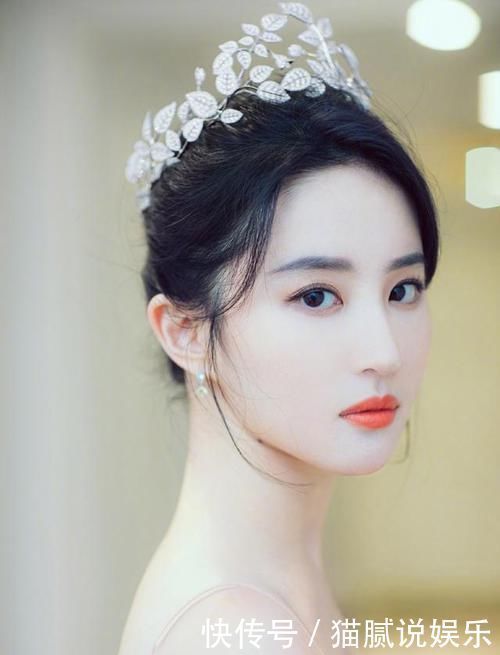 特征 脸上有这3个特征的女生，尽量避开披发散发，露出你的五官更漂亮