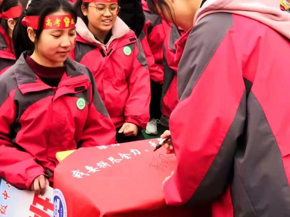 息县一高高考百日冲刺誓师大会，看看今年高三同学们的斗志吧！