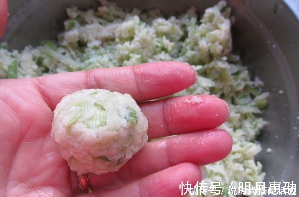 小人参|做萝卜丸子不用淀粉不用面粉，加它外酥里软不发硬，做一盆都吃光