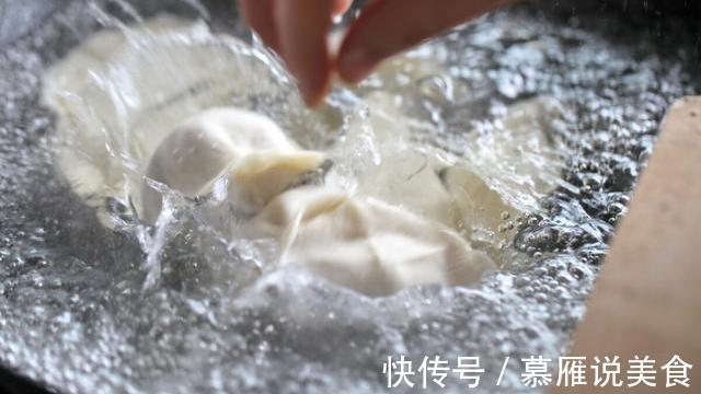 煮饺子时，不要中途加冷水，记住多放2样，饺子完整筋道不发粘
