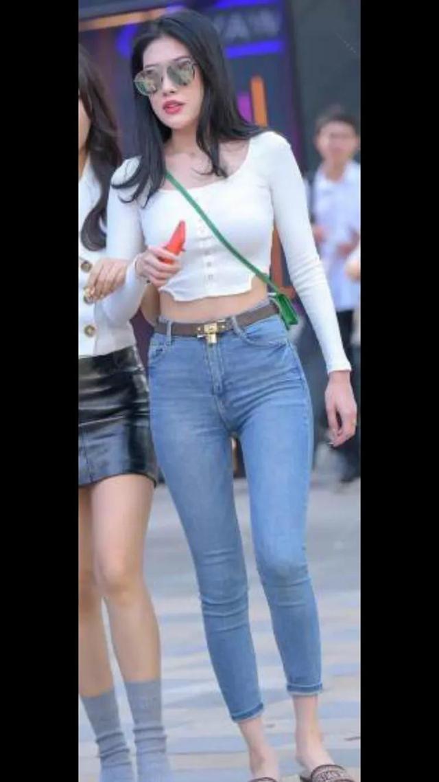 搭配 白色的短款长袖搭配修身牛仔裤,大方减龄显气质,你喜欢吗?