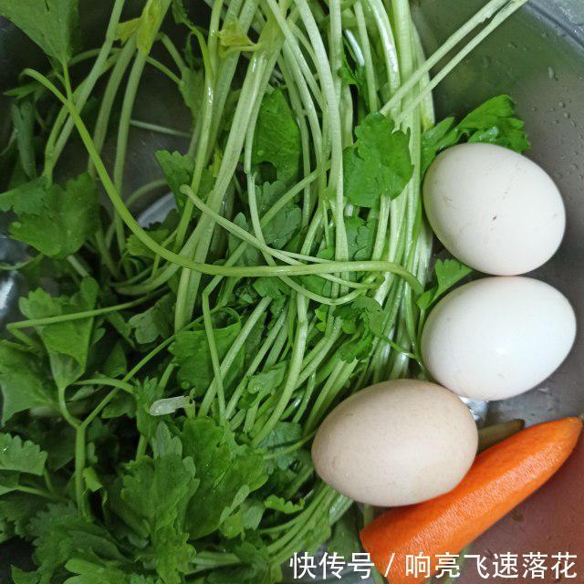 胡萝卜|香芹胡萝卜粒摊蛋,喷香味美,做法简单
