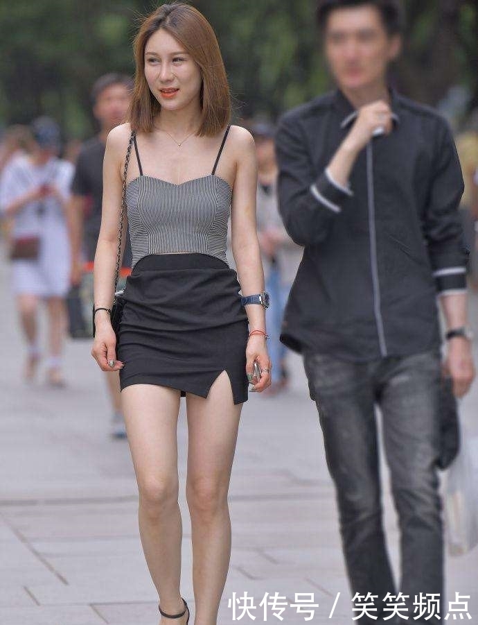 吊带|路人街拍,吊带上衣搭配短裙,性感的身材,你喜欢吗?