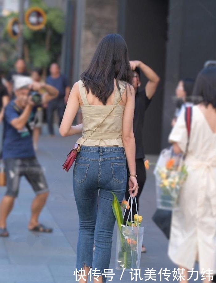 休闲|牛仔裤这样穿搭,休闲凉爽显气质,年轻女孩都喜欢穿