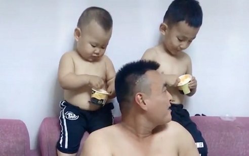 全网|“享清福奶爸”被俩娃喂着吃冷饮火了，这怕是全网待遇最好的爸爸