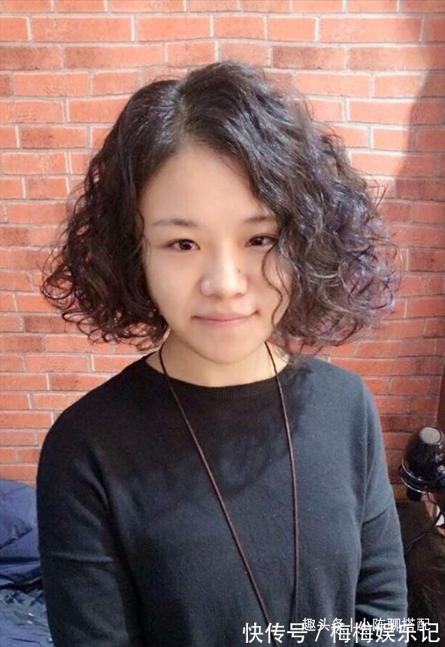 烫发 女人如果还没到60岁,这3款“大妈发型”尽量别留,会显老很多