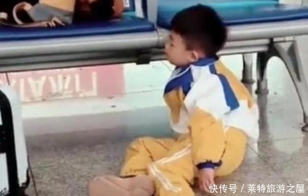 葡萄|爸爸喂女儿吃西瓜,儿子自己啃瓜皮,网友笑了儿子充话费送的吧