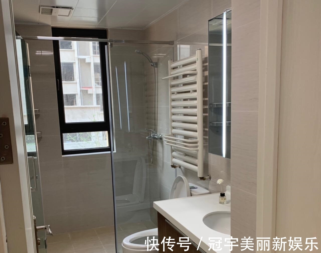 主卧|等了两年精装房终于交付,装修还不错,有阳台的房间给儿子住!