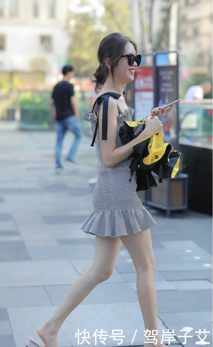 灰色荷花边连衣裙,搭配休闲时尚的平底拖鞋,穿出安静文雅的风格