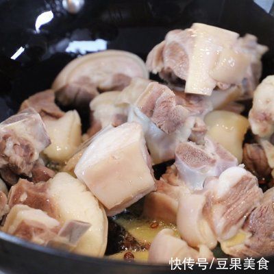 红焖羊肉一口下肚，唇齿留香