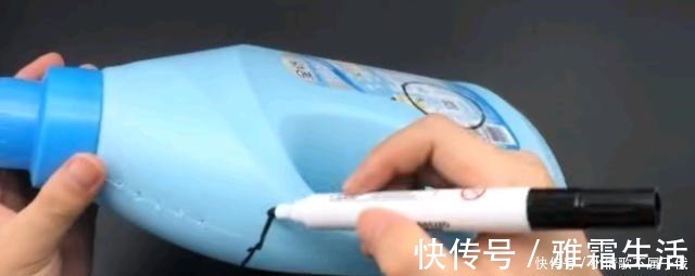 卫生间|洗衣液瓶子开两个圈留下把手，放卫生间里，这个妙用你肯定想不到！