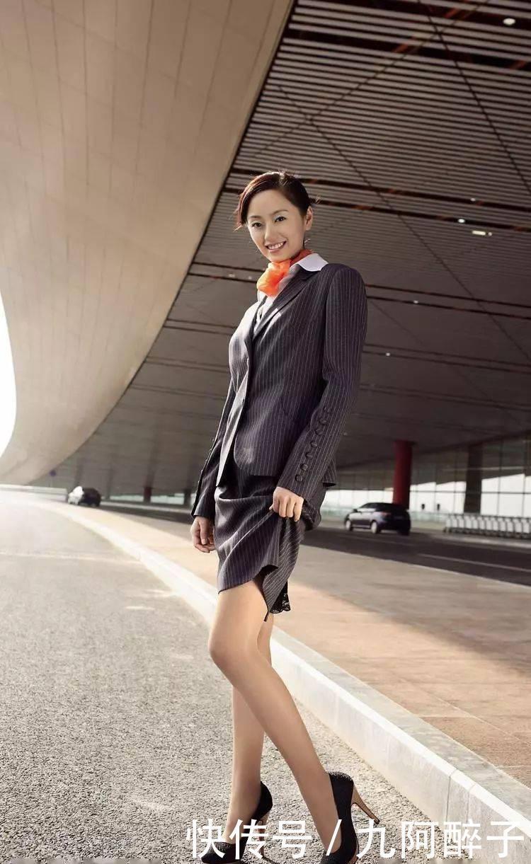 美女脚上穿一双高跟鞋,简约大气,出街走在街头都可以回头率满满