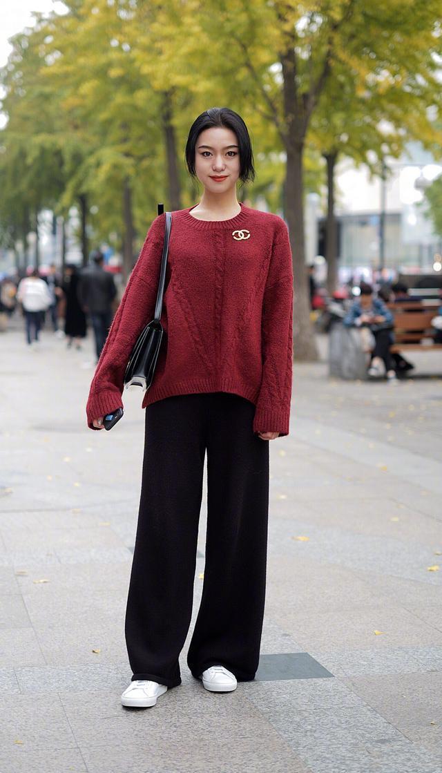 今年火了一种穿搭,叫“毛衣+阔腿裤”,时尚又显高,潮人都再穿
