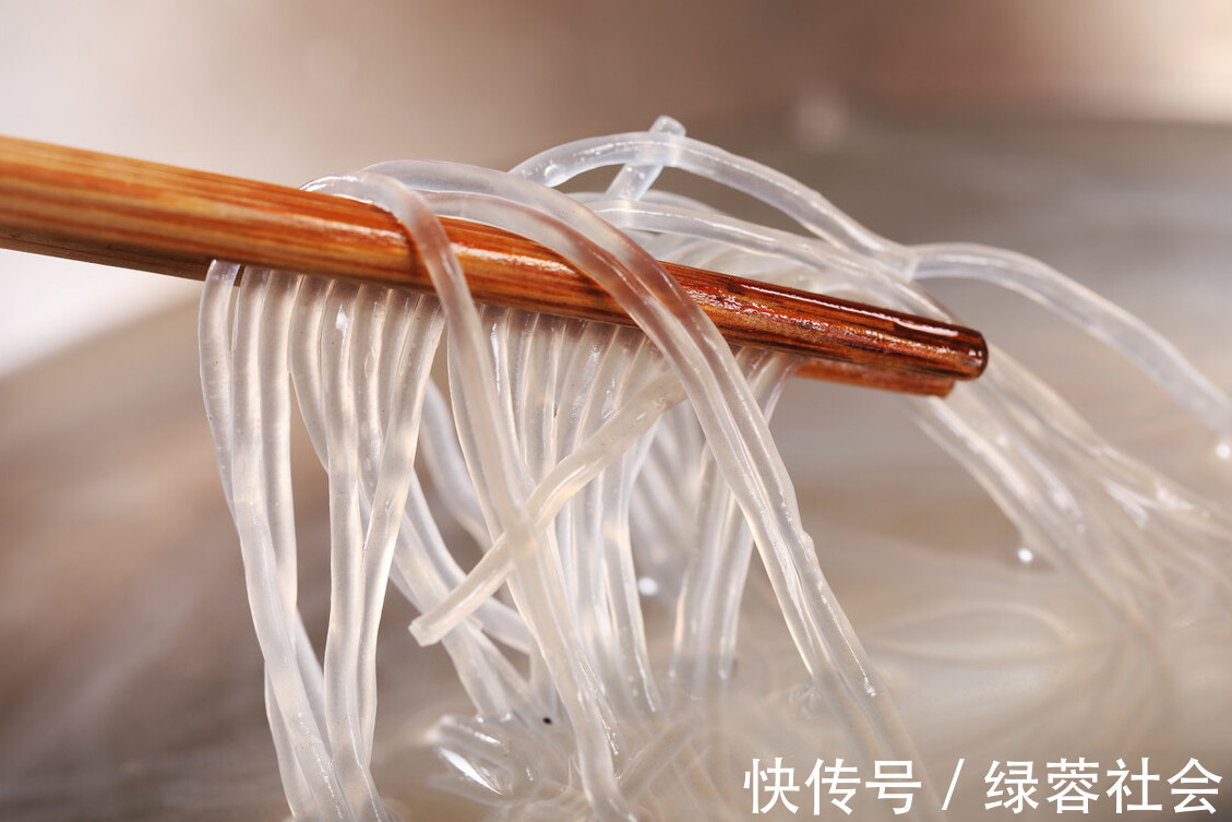 小米辣|炒粉丝，焯水后切忌直接下锅，少做了1步，难怪粉丝结团又粘锅