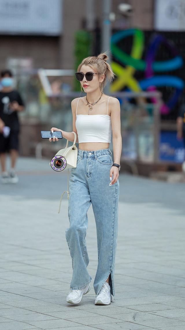 牛仔裤|美女街拍:白色露肩小背心,美丽大方,骨感迷人