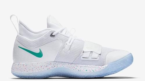 耐克PG 2.5联名索尼篮球鞋，最大的亮点依然是呼吸灯！