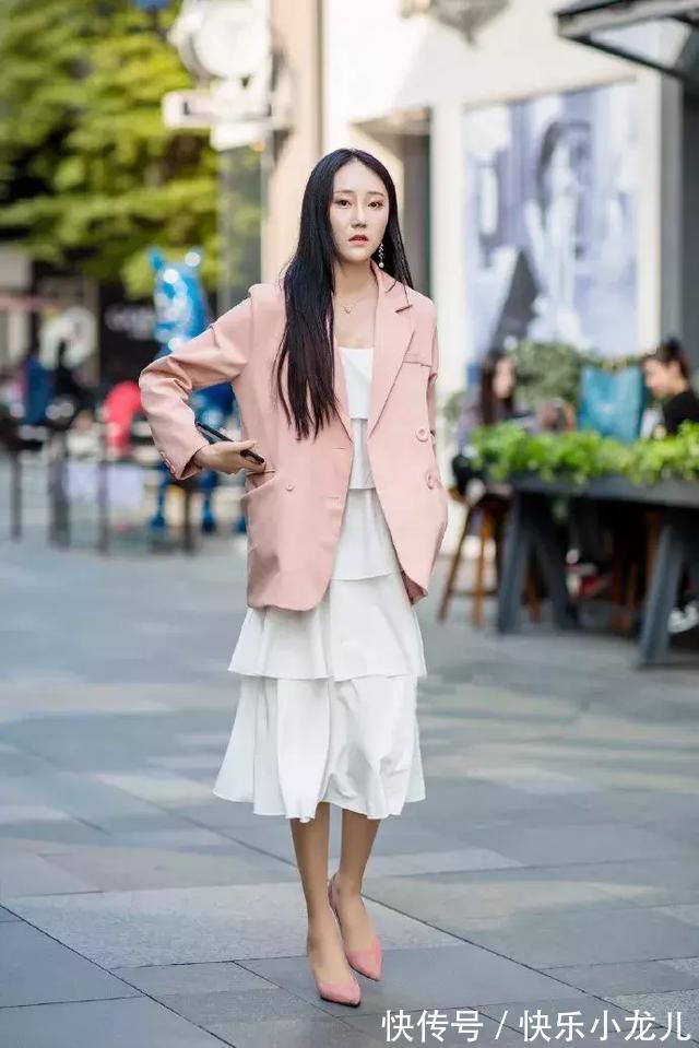 尖头 中长款的西装外套,粉红色色调带着少女心,也穿出了淑女风