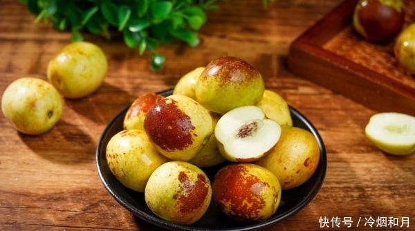 冬枣的颜色|买冬枣时,挑个头大还是个头小?果农教您正确方法,别再挑错了