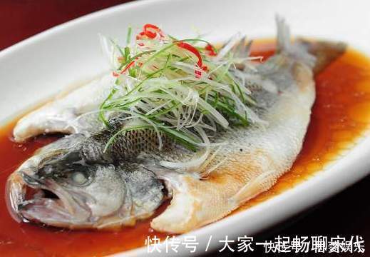 清蒸鱼|做清蒸鱼,放盐还是生抽都不放,教你正确做法,鱼肉鲜美滑嫩