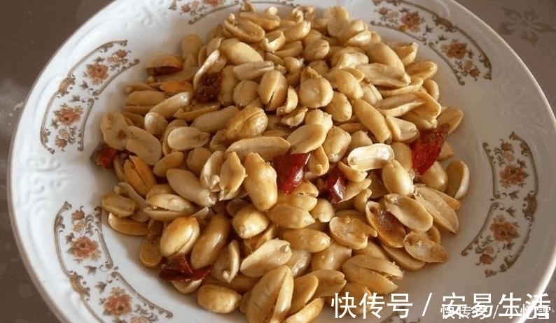 周末家庭聚餐,老妈嫌在外面吃太破费,做了11菜一汤,吃个精光