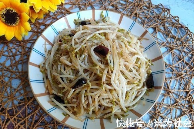 炒豆芽不焯水，也不直接下锅炒，大厨这样做，脆爽入味不出水