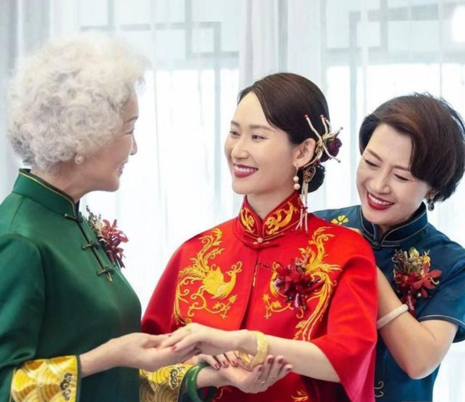 女人要优雅老去！祖孙三代婚礼上同穿旗袍，白发外婆比新娘更抢镜