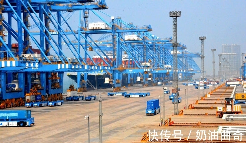 青岛港全自动化码头|创新提升效率 青岛全自动化港口充满科技感