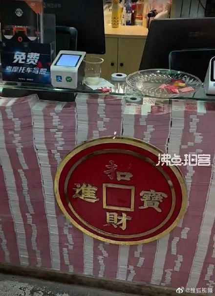 餐厅|网传长沙一餐厅柜台摆放1400万现金，玻璃都是防弹的！记者实地探访真相是……