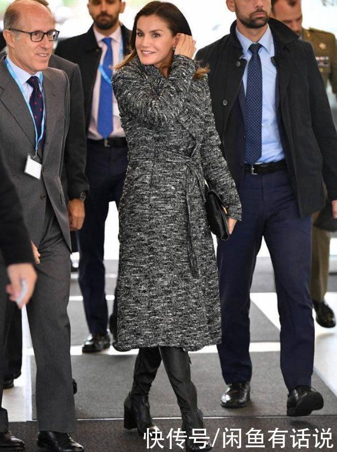 头发|西班牙王后盘起头发更惊艳,穿超长大衣优雅大气,这才是王室风范