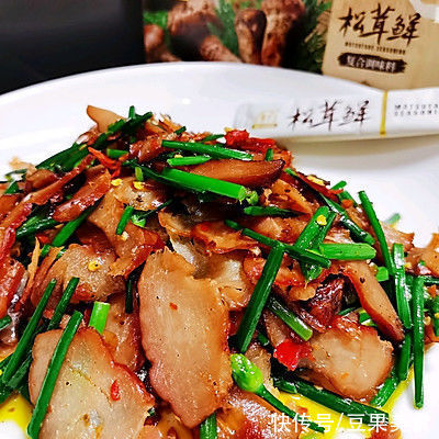 简单快手又下饭的韭花炒腊鸡肉,吃起来那叫一个香