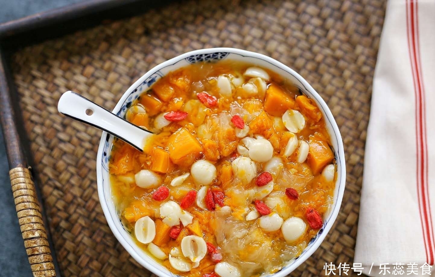 它比阿胶养人,十块钱煮一锅,春天干燥要多喝,皮肤水润,气色好