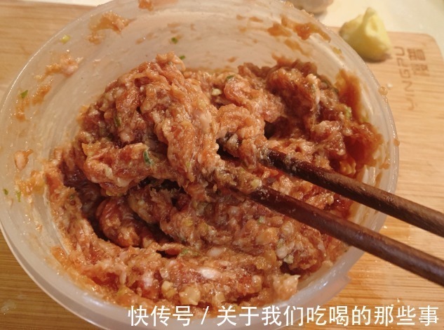 鲁菜大厨教你做汆丸子,学会3招,个个Q弹嫩滑,肉香多汁,真解馋
