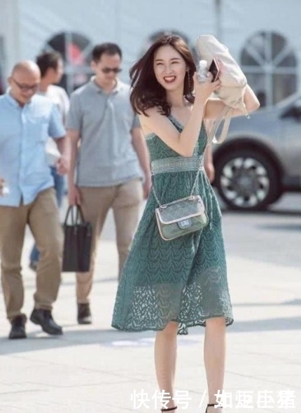 街拍：在长裙的世界美女们穿出了自己的特色