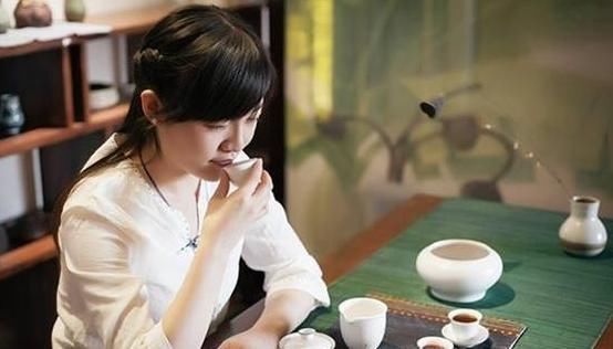 茯苓|黄芪加“一物”泡水喝,能帮助你排出湿气,调节肝肾的健康!