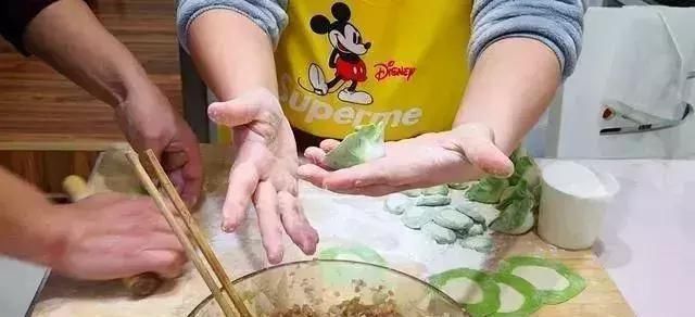 饺子包好后，直接放冰箱就“废了”，教你一招，饺子不粘连不开裂