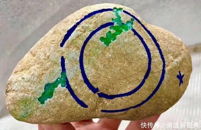 色带|色带萦绕的木那翡翠原石竟取出两条满色冰阳绿手镯,涨疯了!